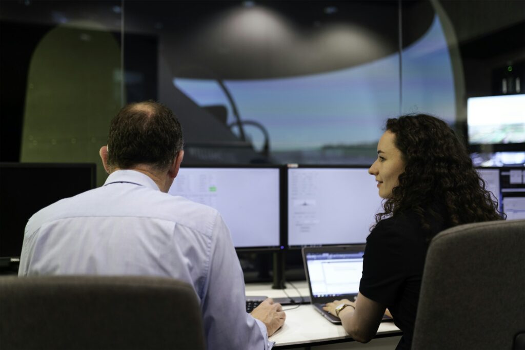 Dos profesionales trabajando frente a monitores