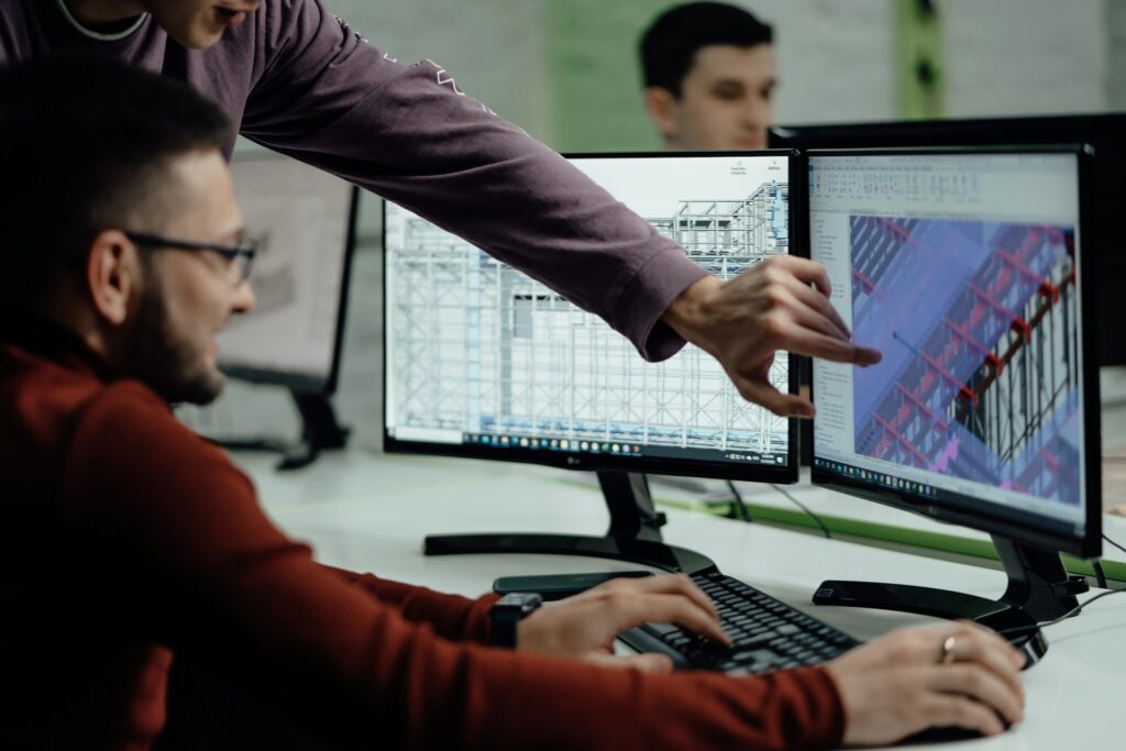 Ingeniero analizando gráficos en varios monitores