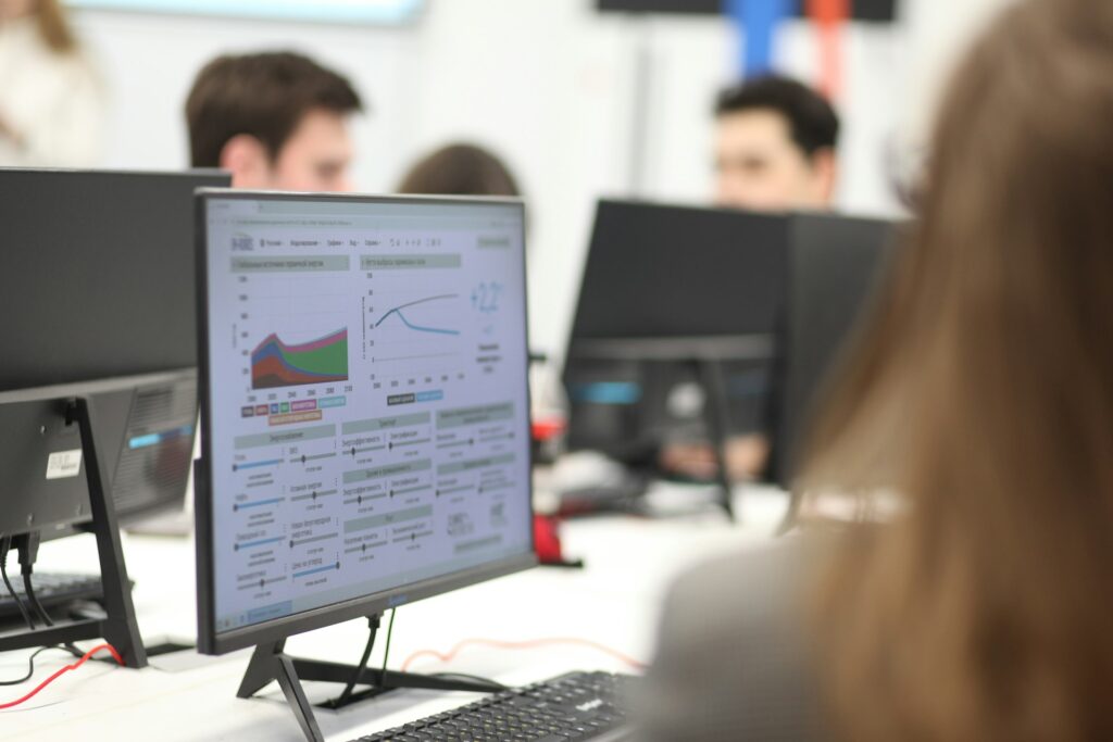 Equipo trabajando con paneles de monitoreo en la oficina