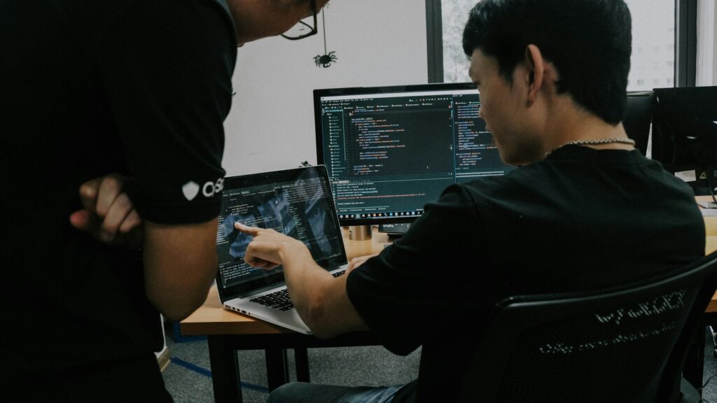 Dos especialistas trabajando en computadoras